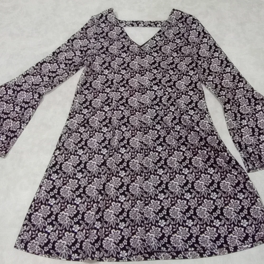 SIGNATURE ROBBIE BEE Black with Red Accents Floral Print Split Bell Slee… - Picture 8 of 9